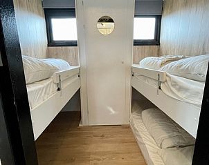 Chalet Bregkoog 253 in De Koog, Texel heeft een praktische kinderkamer met stapelbedden in Chaletpark Bregkoog.