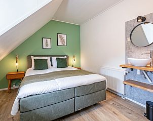 Komfortables Schlafzimmer mit Waschbecken in De Boomleeuwerik, Ferienunterkunft in De Koog, Texel.