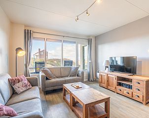 Gezellige woonkamer in Appartement Juliana 046, De Koog, Texel met uitzicht op de duinen.