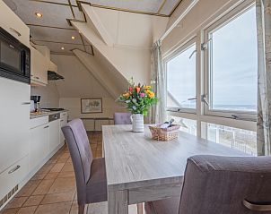 Eethoek met uitzicht bij Resort De Buteriggel - Appartement 0 in De Koog, Texel, ideaal voor maaltijden.