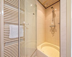 Stijlvolle douche in Resort De Buteriggel - Appartement 0, De Koog, Texel, met moderne voorzieningen.