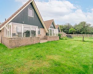 Uitzicht op het vakantiehuis Nieuwlanderweg 77 in De Koog Texel met groene omgeving.