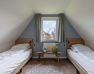 Knusse slaapkamer met twee eenpersoonsbedden in vakantiehuis Nieuwlanderweg 77, De Koog Texel.