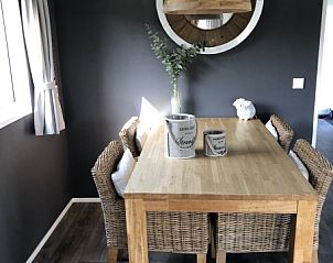 Gemtliche Essecke mit Holztisch im Chalet Bregkoog 226, De Koog, Texel.