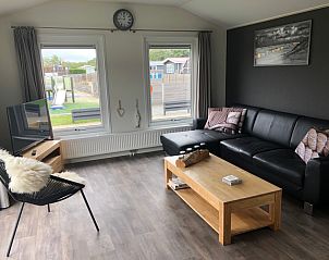 Gerumiges Wohnzimmer mit bequemem Sofa im Chalet Bregkoog 226, De Koog, Texel.