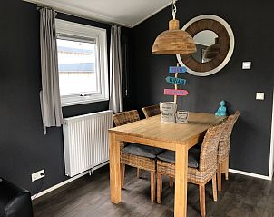 Stilvolle Essecke mit natrlichem Licht im Chalet Bregkoog 226, De Koog, Texel.