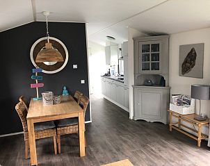 Offene Kche und Esszimmer im Chalet Bregkoog 226, De Koog, Texel, ideal fr Familienabende.