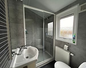 Modernes Badezimmer mit Dusche im Chalet Bregkoog 226, De Koog, Texel.