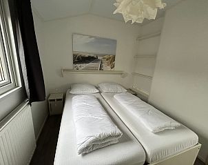 Hauptschlafzimmer mit Doppelbett im Chalet Bregkoog 226, De Koog, Texel.