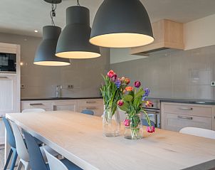 Gemtliche Essecke in Orchismient 24, Ferienhaus in De Koog, Texel, mit stimmungsvoller Beleuchtung.