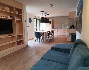 Offenes Wohnzimmer und Kche in Orchismient 24, Ferienhaus De Koog, Texel mit moderner Ausstattung.