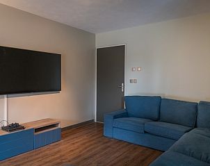 Gemtliche Sitzecke im Orchismient 24, Ferienhaus De Koog, Texel mit Flachbildfernseher und bequemem Sofa.