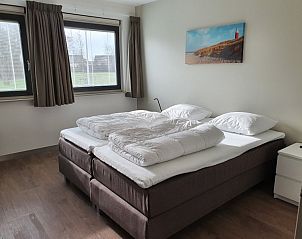 Gemtliches Schlafzimmer in Orchismient 24, Ferienhaus De Koog, Texel mit Doppelbett und Tageslicht.