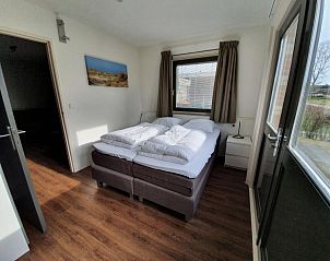 Gemtliches Schlafzimmer in Orchismient 24, Ferienhaus De Koog, Texel mit Doppelbett und ruhiger Atmosphre.