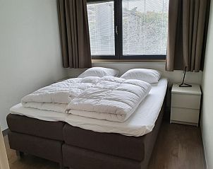 Intimes Schlafzimmer in Orchismient 24, Ferienhaus De Koog, Texel mit Doppelbett und ruhiger Umgebung.
