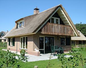 6p.Rietgedekte Vakantiehuis Eldorado Texel in De Koog, Waddeneilanden, biedt een charmant verblijf met rieten dak en zonnig terras.
