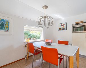 Dining area with modern furnishings in Holiday home Honeysuckle 61, De Koog, Texel, Wadden Islands.