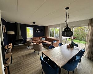 Stilvolles Wohnzimmer von De Duinven in De Koog, Texel, mit Blick auf den Garten, ideal fr Familienfeiern.