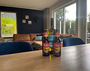 Gemtlicher Speisesaal in De Duinven, De Koog, Texel, mit lokalen Texeler Bieren und Weinen, ideal fr Abende mit Freunden.