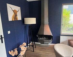 Gemtliche Ecke mit Kamin in De Duinven, De Koog, Texel, bietet Wrme und Gemtlichkeit auf den Watteninseln.