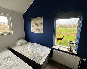 Schlafzimmer mit schner Aussicht auf die Natur in De Duinven, De Koog, Texel, bietet eine ruhige Umgebung.