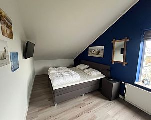 Gerumiges Schlafzimmer in De Duinven, De Koog, Texel, mit moderner Einrichtung und bequemen Betten fr einen erholsamen Schlaf.