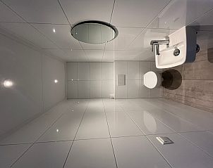 Elegantes und modernes Badezimmer in De Duinven, De Koog, Texel, mit stilvoller Einrichtung und Annehmlichkeiten.