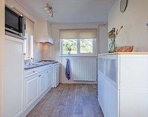 Moderne keuken in De Veldleeuwerik vakantiehuis, De Koog, Texel, Waddeneilanden.