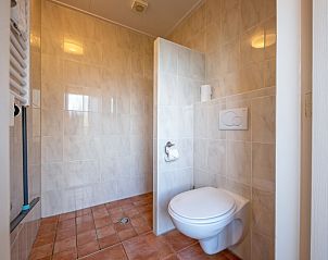 Ruime badkamer in De Veldleeuwerik vakantiehuis, De Koog, Texel, Waddeneilanden.