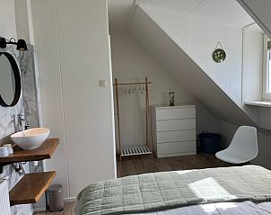 Stijlvolle slaapkamer met opbergruimte in De Veldleeuwerik, De Koog, Texel, Waddeneilanden.