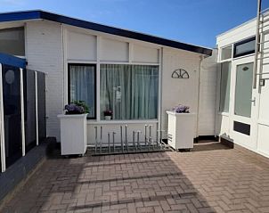 Zonnig terras van Appartement Duinzee Texel in De Koog, ideaal voor ontspanning op de Waddeneilanden.