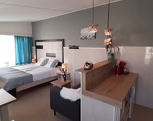 Ruime binnenruimte van Appartement Duinzee Texel in De Koog, met lichte decor en moderne voorzieningen.