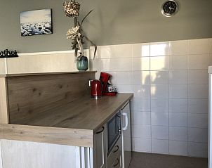 Moderne keukenhoek in Appartement Duinzee Texel, De Koog, perfect voor zelf koken tijdens je vakantie.