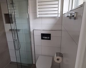 Strakke badkamer in Appartement Duinzee Texel, De Koog, met moderne douche en toilet.