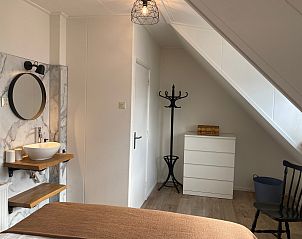 Stijlvolle hoek van slaapkamer in Windlust vakantiehuis De Koog Texel.