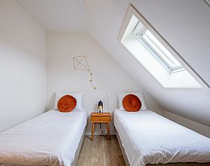 Lichte slaapkamer met twee eenpersoonsbedden in Windlust De Koog Texel.