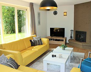 Gezellige woonkamer in 6p.Rietgedekte Vakantiehuis Eldorado Texel, De Koog, met moderne inrichting en uitzicht op de tuin.