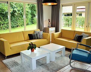 Gezellige woonkamer van 6p.Rietgedekte Vakantiehuis Eldorado Texel in De Koog, Texel, met comfortabele zithoek en uitzicht op de tuin.