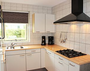 Moderne keuken in 6p.Rietgedekte Vakantiehuis Eldorado Texel, De Koog. Geniet van comfort op de Waddeneilanden.