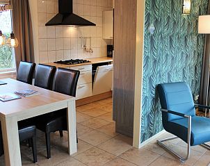 Moderne keuken en eetruimte in 6p.Rietgedekte Vakantiehuis Eldorado Texel, De Koog, met stijlvolle inrichting en comfortabele zitplekken.