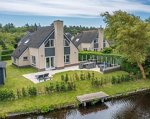Vakantiehuis Kamperfoelie 67 in De Koog, Texel met ruime tuin aan het water, ideaal voor een ontspannen vakantie op de Waddeneilanden.