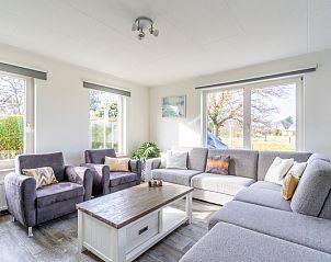Lichte woonkamer van Vakantiehuis Kamperfoelie 67, De Koog, Texel. Ontspan in de comfortabele setting op de Waddeneilanden.