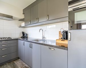 Slaapkamer met en-suite badkamer in Vakantiehuis Kamperfoelie 67, De Koog, Texel. Comfort en privacy op de Waddeneilanden.