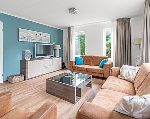 Modernes Wohnzimmer des Ferienhauses Kamperfoelie 49 in De Koog Texel, mit bequemen Sitzgelegenheiten auf den Watteninseln.