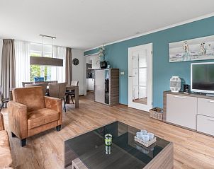 Offener Wohnbereich im Ferienhaus Kamperfoelie 49, De Koog Texel, mit stilvoller Einrichtung auf den Watteninseln.