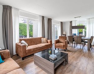 Helles Wohnzimmer des Ferienhauses Kamperfoelie 49 in De Koog Texel, mit Blick auf den Garten der Watteninseln.