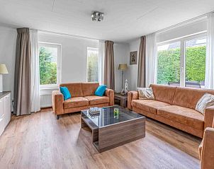 Essecke im Ferienhaus Kamperfoelie 49, De Koog Texel, mit groen Fenstern und viel Tageslicht auf den Watteninseln.