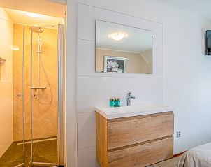 Helles Schlafzimmer mit Dachfenster im Ferienhaus Kamperfoelie 49, De Koog Texel, fr einen entspannten Aufenthalt auf den Watteninseln.