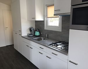 Stijlvolle keuken in Chalet Bregkoog 224, De Koog, Texel, met moderne apparatuur.