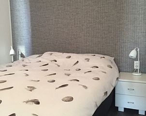 Comfortabele slaapkamer in Chalet Bregkoog 224, De Koog, Texel, met sfeervol interieur.